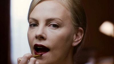 bild aus der news Charlize Theron auf erstem internationalen Poster zum namhaft besetzten Thriller "Dark Places" von "Gone Girl"-Autorin 