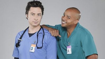 bild aus der news Wiedervereinigung? Zach Braff sorgt mit Bild von sich und „Scrubs“-Co-Stars im Netz für Aufruhr