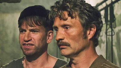 bild aus der news Exklusiv: Das Poster zu "Men & Chicken", der neuen schwarzen dänischen Komödie mit Mads Mikkelsen