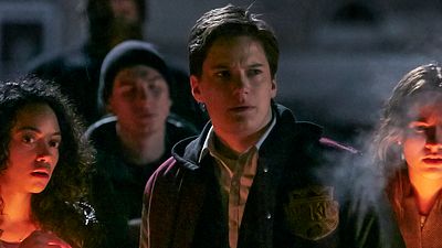 bild aus der news "Between": Erster Trailer zum Start der neuen Netflix-Serie über eine Kleinstadt, in der alle Erwachsenen sterben