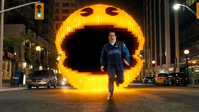 bild aus der news "Pixels": Neuer deutscher Trailer zur Komödie mit angriffslustigen Videospielfiguren, Adam Sandler und Kevin James