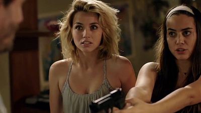 bild aus der news "Knock Knock": Im ersten Trailer zu Eli Roths Horror-Thriller wird Keanu Reeves von zwei sexy Psychopathinnen gefoltert