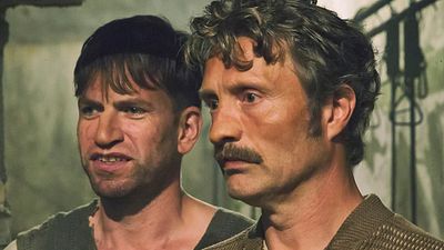 bild aus der news "Men & Chicken": Deutscher Trailer zur schwarzen Komödie mit Mads Mikkelsen
