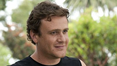 bild aus der news "How I Met Your Mother"-Star Jason Segel verhandelt über Rolle an Hugh Jackmans Seite in "Collateral Beauty"