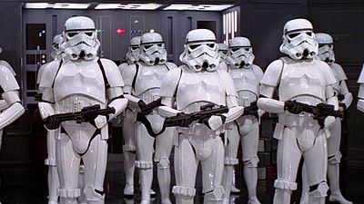 bild aus der news Um seine verstorbene Frau zu ehren: Ein Stormtrooper ist mehr als 800 Kilometer bis zur Comic-Con gelaufen