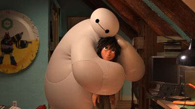 Ein Traum wird wahr: Einschlafen in der kuscheligen Umarmung von "Baymax"