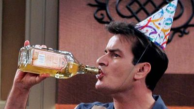 bild aus der news Fan-Theorie zu "Two And A Half Men": Charlie Sheen als Alien-Opfer