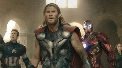 "Age Of Ultron"-Szene nachgestellt: So süß kämpfen sich die Mini-"Avengers" an Thors Hammer ab