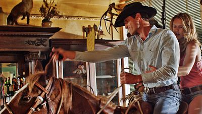 bild aus der news Überlebenskampf, Schusswaffen und gefräßige Kreaturen im deutschen Trailer zu "Cowboys Vs. Dinosaurs"