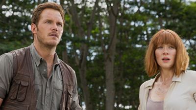 Deleted-Scene zu "Jurassic World": Chris Pratt und Bryce Dallas Howard reiben sich mit Dino-Kot ein