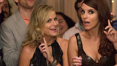 bild aus der news "Sisters": Amy Poehler und Tina Fey lassen es im neuen Trailer zur Komödie ordentlich krachen