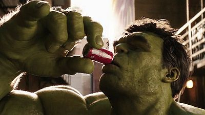 bild aus der news Seht Hulk vs. Ant-Man im witzigen Super-Bowl-Werbespot für Coca-Cola