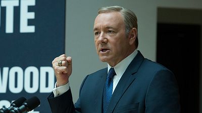 bild aus der news "House Of Cards": Entzweite Underwoods und "Scream"-Queen Neve Campbell im neuen Trailer zur vierten Staffel