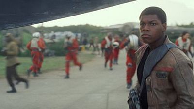 bild aus der news Überraschender Besuch: John Boyega verteilt in Londoner Krankenhaus "Star Wars"-Geschenke an Kinder