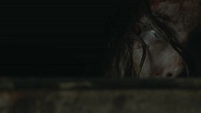 bild aus der news "Here Alone": Im ersten Teaser zum preisgekrönten Zombie-Thriller streift eine junge Frau in ständiger Gefahr durch die Wildnis