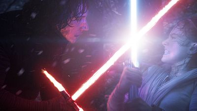 bild aus der news "Star Wars 7": Fantheorie ergründet, warum sich Kylo Ren auf seine offene Wunde schlägt