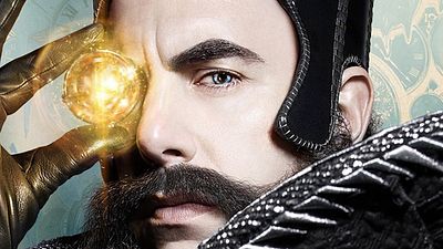 bild aus der news "Mandrake The Magician": Sacha Baron Cohen als Zauberer in Warners neuer Comicverfilmung