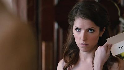 bild aus der news "Table 19": Im ersten Trailer nehmen Anna Kendrick, Lisa Kudrow & Co. als unerwünschte Gäste Platz