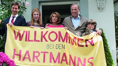 bild aus der news "Willkommen bei den Hartmanns": Neuer langer Trailer zur Familienkomödie mit Elyas M’Barek und Palina Rojinski
