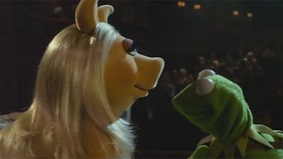bild aus der news "Fifty Shades of Muppets": Im lustigen Mashup-Trailer will Miss Piggy von Kermit verhauen werden