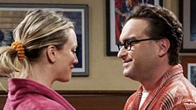 Kaley Cuoco und Johnny Galecki im "Shades Of Grey"-Look am Set von "The Big Bang Theory"