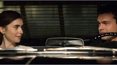 bild aus der news "Regeln spielen keine Rolle": Lily Collins singt im Musik-Trailer für Alden Ehrenreich