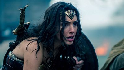 bild aus der news "Wonder Woman": Gal Gadot rennt durch ein Schlachtfeld auf neuem Bild zur DC-Verfilmung
