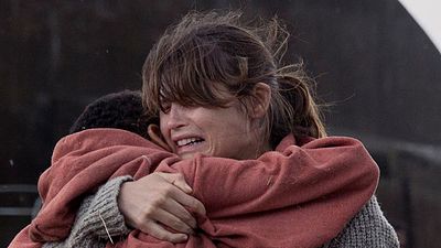 bild aus der news "The Girl With All The Gifts": Im neuen Trailer mit Gemma Arterton und Glenn Close überrennen Zombies die Armee