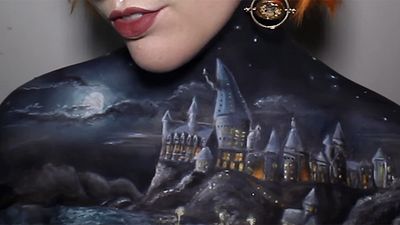 bild aus der news "Harry Potter": Make-up-Künstlerin malt sich Hogwarts auf den Körper