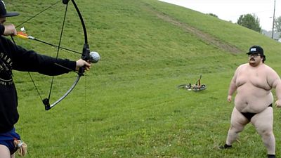 bild aus der news Bekloppte Stunts wie bei Johnny Knoxville: "Jackass"-Produzent macht "Too Stupid To Die"-Serie