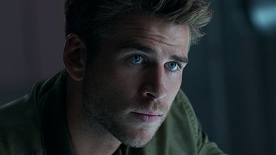 bild aus der news Der FILMSTARTS-Casting-Überblick: Heute mit Liam Hemsworth, Sam Claflin und Rentnerinnen, die "Fifty Shades Of Grey" lesen