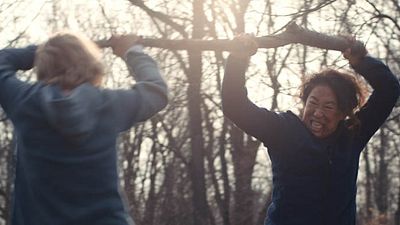 bild aus der news "Catfight": Brutaler Zickenkrieg zwischen Anne Heche und "Grey’s Anatomy"-Star Sandra Oh im deutschen Trailer zur schwarzen Komödie