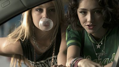 bild aus der news Zwei Freundinnen suchen die süßesten Typen der Welt und mixen "Tigermilch" im ersten Trailer zur Romanverfilmung