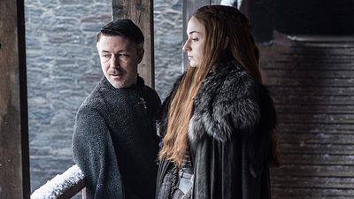 bild aus der news "Game Of Thrones":  Diese Botschaft sendet Sansa mit ihrem Kostüm an Littlefinger aus