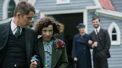 bild aus der news "Maudie": Im ersten deutschen Trailer malt sich Sally Hawkins ins Herz des mürrischen Ethan Hawke