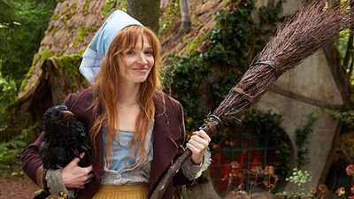 bild aus der news "Die kleine Hexe": Karoline Herfurth mit langer Nase und Hexenbesen im neuen Trailer zur Kinderbuchverfilmung