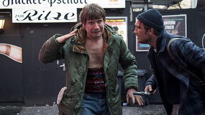 bild aus der news Im ersten Trailer zur Tragikomödie "Simpel" kümmert sich Frederick Lau um den geistig zurückgebliebenen David Kross