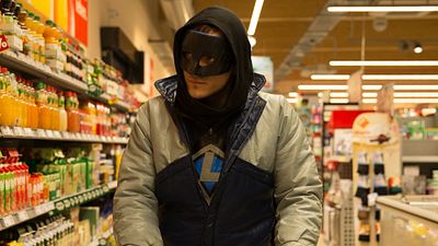 bild aus der news Superheld im Supermarkt: Erster Trailer zur Helden-Satire "Lux - Krieger des Lichts"