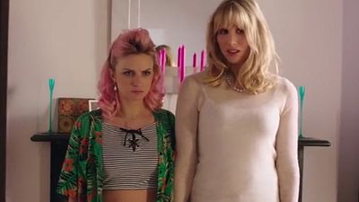 bild aus der news "You, Me & Him": Erster Trailer zur britischen Komödie mit "Game of Thrones"-Star Faye Marsay