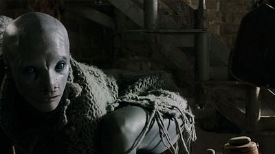 bild aus der news "Cold Skin": Im Trailer zum Horrorthriller wird ein Leuchtturm von einer Armee gruseliger Geschöpfe attackiert