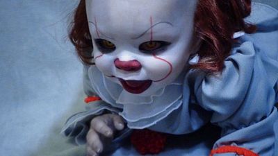 bild aus der news Fast noch gruseliger als das Original: Die lebensechte Pennywise-Babypuppe!