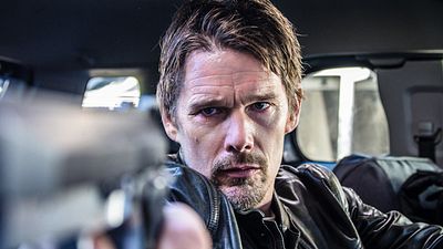bild aus der news Zuerst bei uns: Im deutschen Trailer zu "24 Hours To Live" verteilt Ethan Hawke blutige Kopfschüsse