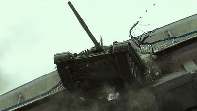 bild aus der news "Renegades - Mission Of Honor": Im deutschen Trailer zum Kriegs-Actioner nimmt ein Panzer eine nasse Abkürzung