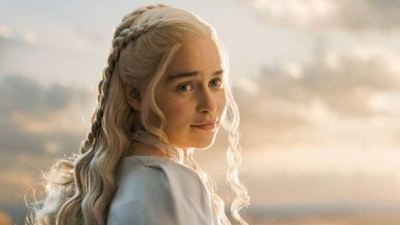 Im "Game Of Thrones"-Setvideo zeigt sich Emilia Clarke in Spoilerlaune