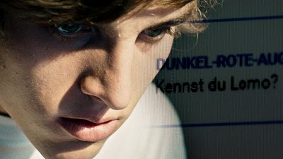 bild aus der news Trailer zum Social-Media-Drama "Lomo – The Language of Many Others" mit "Uns geht es gut"-Star Jonas Dassler