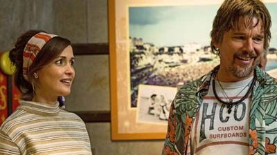 Im Trailer zu "Juliet, Naked" schreibt Rose Byrne über das neue Album von Ethan Hawke eine ganz miese Kritik