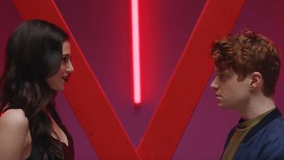 bild aus der news Arbeitsverweigerung: Domina-Assistent will im Trailer zur Comedy-Serie "Bonding" niemanden anpinkeln!