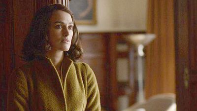 bild aus der news Im Trailer zum Nachkriegs-Drama "The Aftermath" steht Keira Knightley in Hamburg (!) zwischen zwei Männern