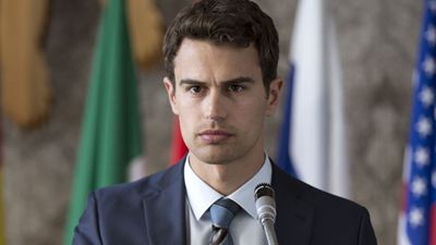 Deutscher Trailer zu "Backstabbing For Beginners": Jungstar Theo James deckt eine Verschwörung auf