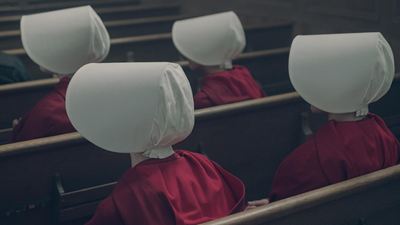 "The Handmaid's Tale": Die ersten Trailer zur 3. Staffel